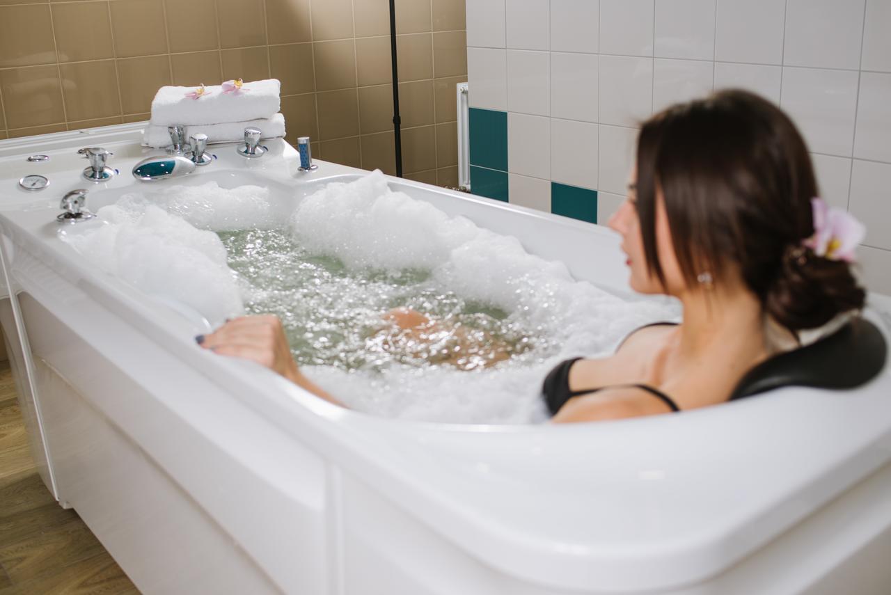 Hotel Alkor Truskavets Ngoại thất bức ảnh